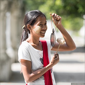 Девочка с колокольчиком. Мандалай. Мьянма