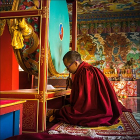 Пуджа в буддийском монастыре. Индия