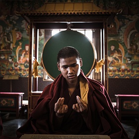 Пуджа в буддийском монастыре. Индия