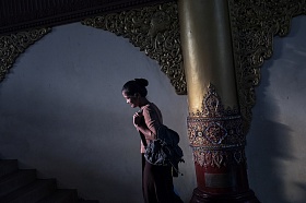 В Янгоне находится самая большая буддийская пагода в ЮВА. Это целый город в городе. Чтобы попасть в него нужно подняться по длинной красивой лестнице..JPG