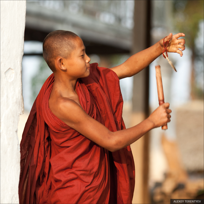 Монах с колокольчиком