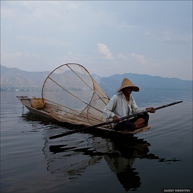 Рыбак на озере Инле. Мьянма