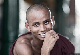 Монах в Янгоне. Мьянма