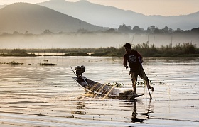 Рыбак на озере Инле. Мьянма